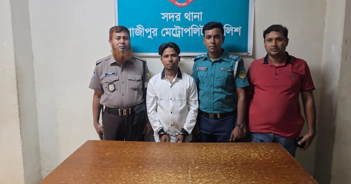 গাজীপুরে সাঁড়াশি অভিযানে অস্ত্রসহ যুবক আটক