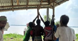 তিস্তার ভাঙনে আতঙ্ক, বাড়িঘর সরিয়ে নিচ্ছেন নদীপাড়ের মানুষ