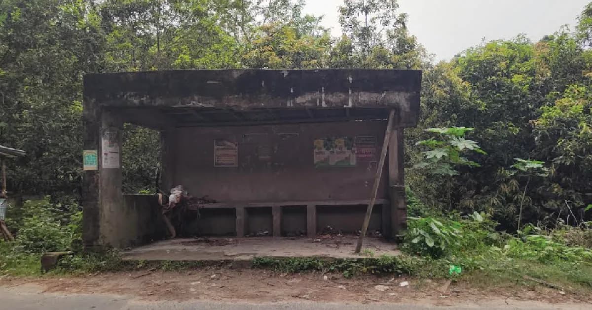 বাগাতিপাড়ায় মরণ ফাঁদে যাত্রী ছাউনি