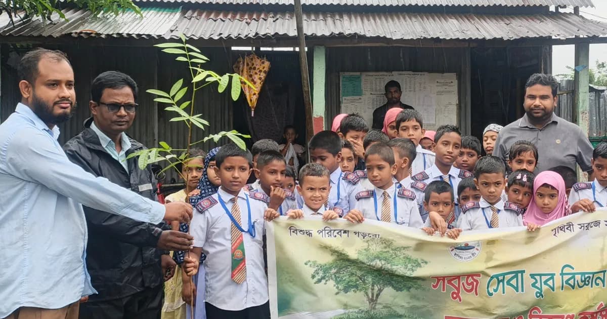 লালমনিরহাটে শিক্ষার্থীদের মাঝে গাছের চারা বিতরণ ও বৃক্ষরোপণ