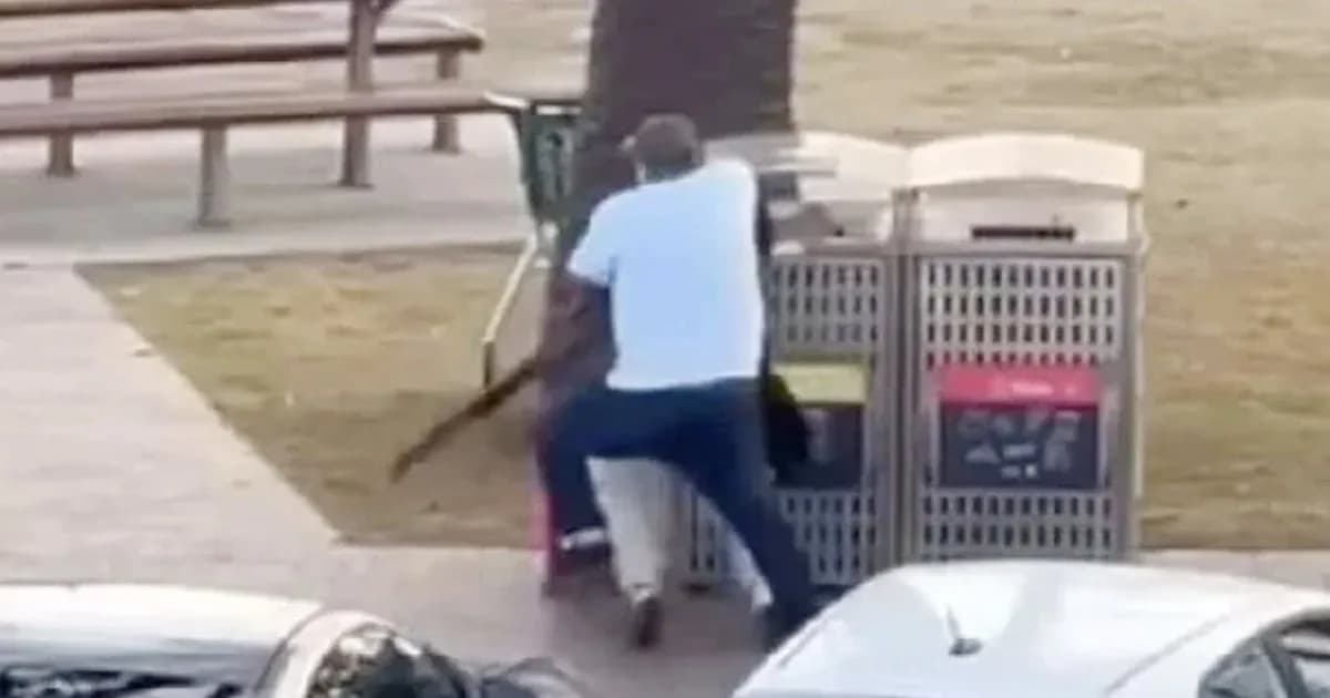 সিডনিতে হামলাকারীর অস্ত্র ছিনিয়ে প্রশংসায় ভাসছেন মুসলিম যুবক