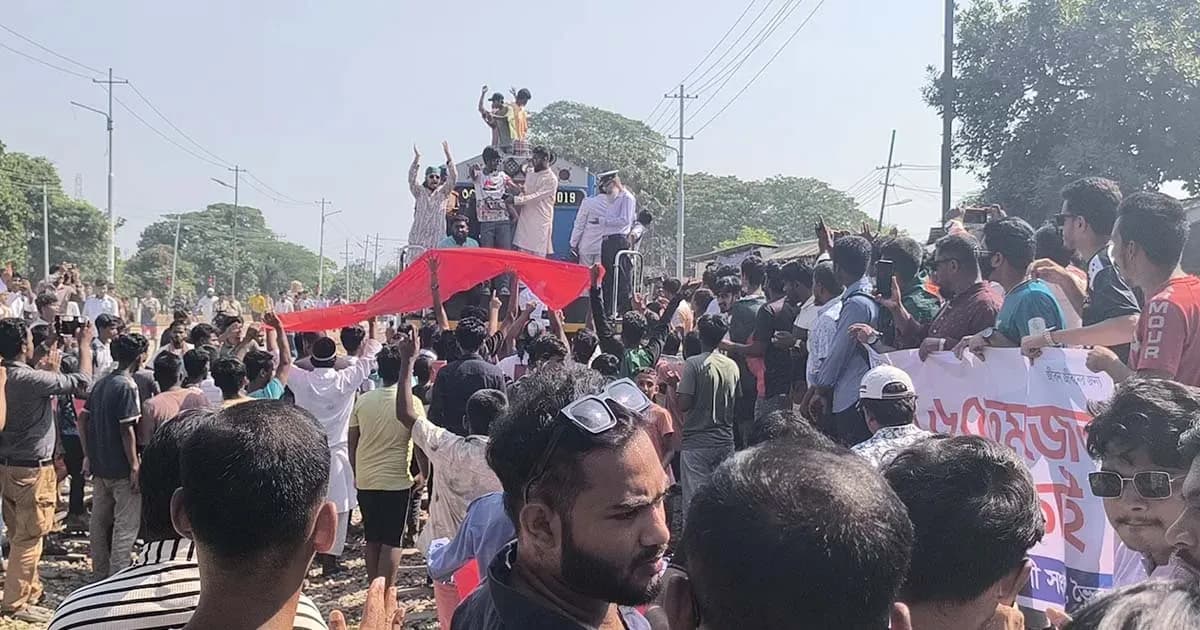 ভৈরবে ট্রেন আটকে মুহুর্মুহু পাথর ছুড়ল বিক্ষোভকারীরা