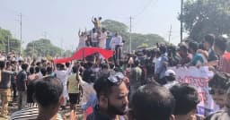 ভৈরবে ট্রেন আটকে মুহুর্মুহু পাথর ছুড়ল বিক্ষোভকারীরা