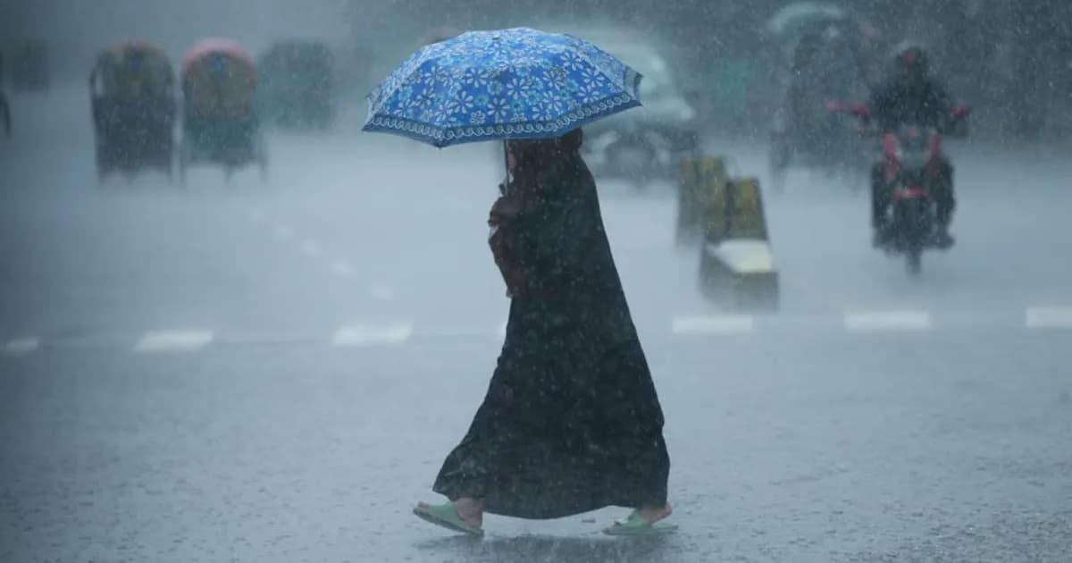 ঢাকায় হালকা বৃষ্টির আভাস, তাপমাত্রা কমে মিলবে গরম থেকে স্বস্তি
