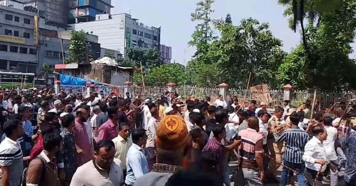 বায়তুল মোকাররম এলাকায় হকার-ব্যবসায়ীদের সংঘর্ষ