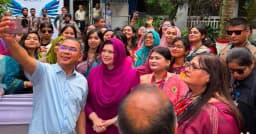 ঢামেক শিক্ষার্থীদের সঙ্গে হাসিমুখে সেলফি প্রধানমন্ত্রীর