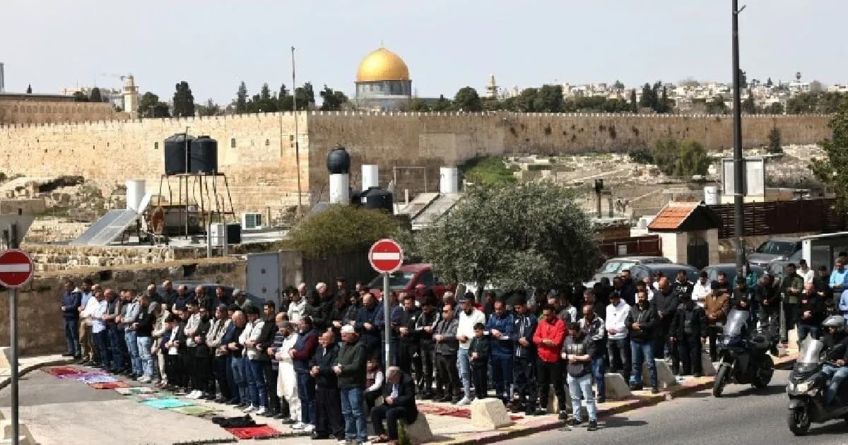 আল-আকসায় প্রবেশে বাধা ইসরায়েলের, ফটকেই ঈদের নামাজ আদায় ফিলিস্তিনিদের