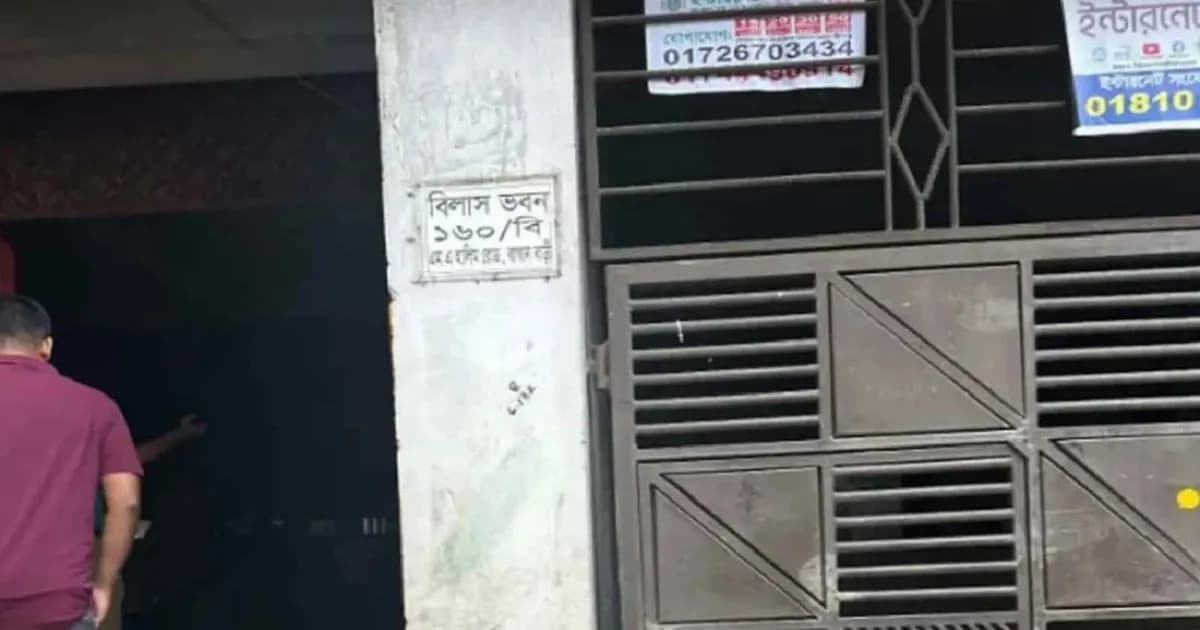 অস্ত্রসহ আত্মসমর্পণের ফোনকল, রাজধানীতে ডিবির বাড়ি ঘেরাও
