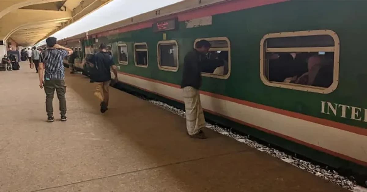 ঈদযাত্রায় কড়াকড়ি কমলাপুর, সময় মতো ট্রেন ছাড়ায় স্বস্তিতে যাত্রীরা