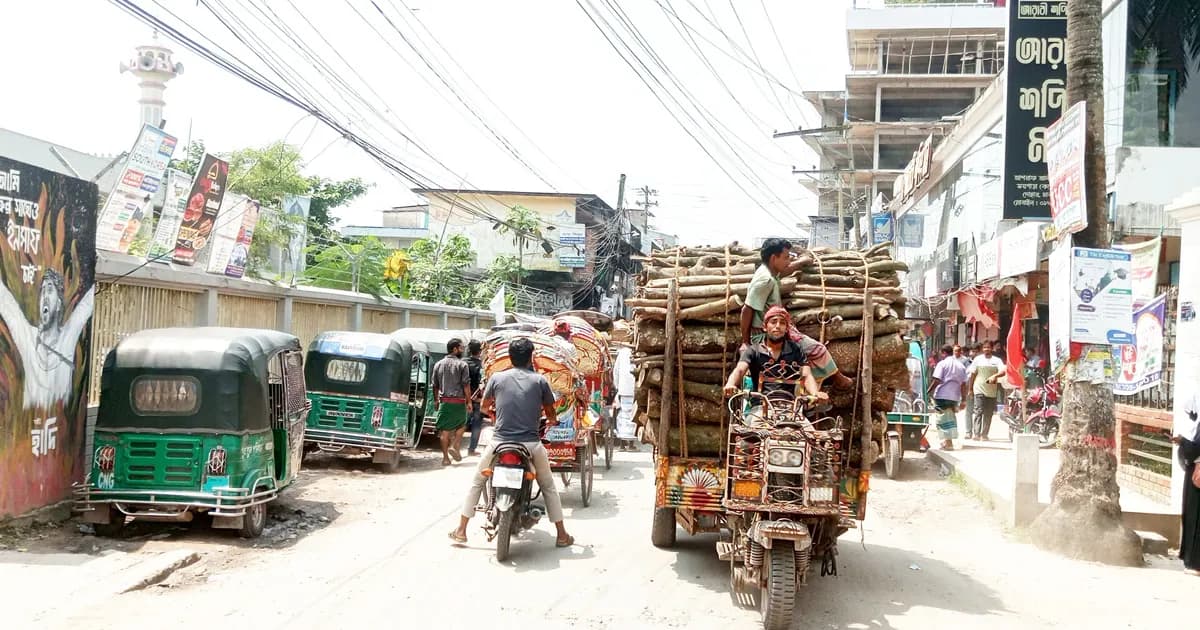 দোহারে পুলিশ চেকপোস্ট, যানজটে নাকাল উপজেলার প্রধান সড়ক