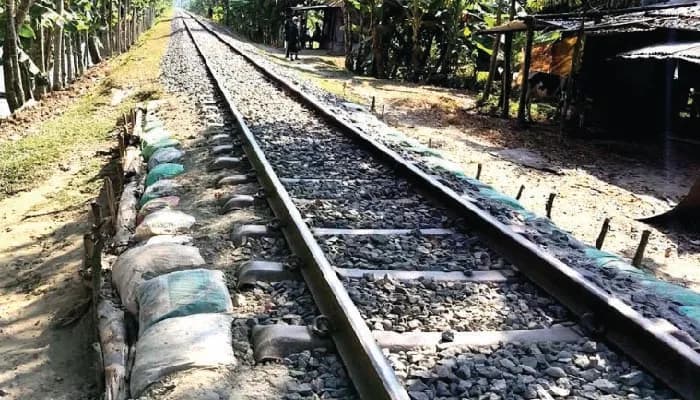 রেললাইন সংস্কারে কলাগাছ ও বালুর বস্তা ব্যবহার