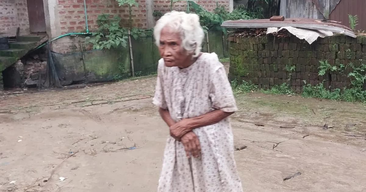 আশ্রয়হীন বৃদ্ধা নিহার বেগমের শেষ বয়সে মানবেতর জীবন