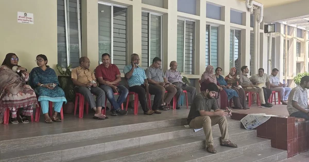 চুয়েটে সপ্তম দিনেও থামেনি আন্দোলন, প্রধান ফটকে ‘৫৬’ বলের ক্রিকেট