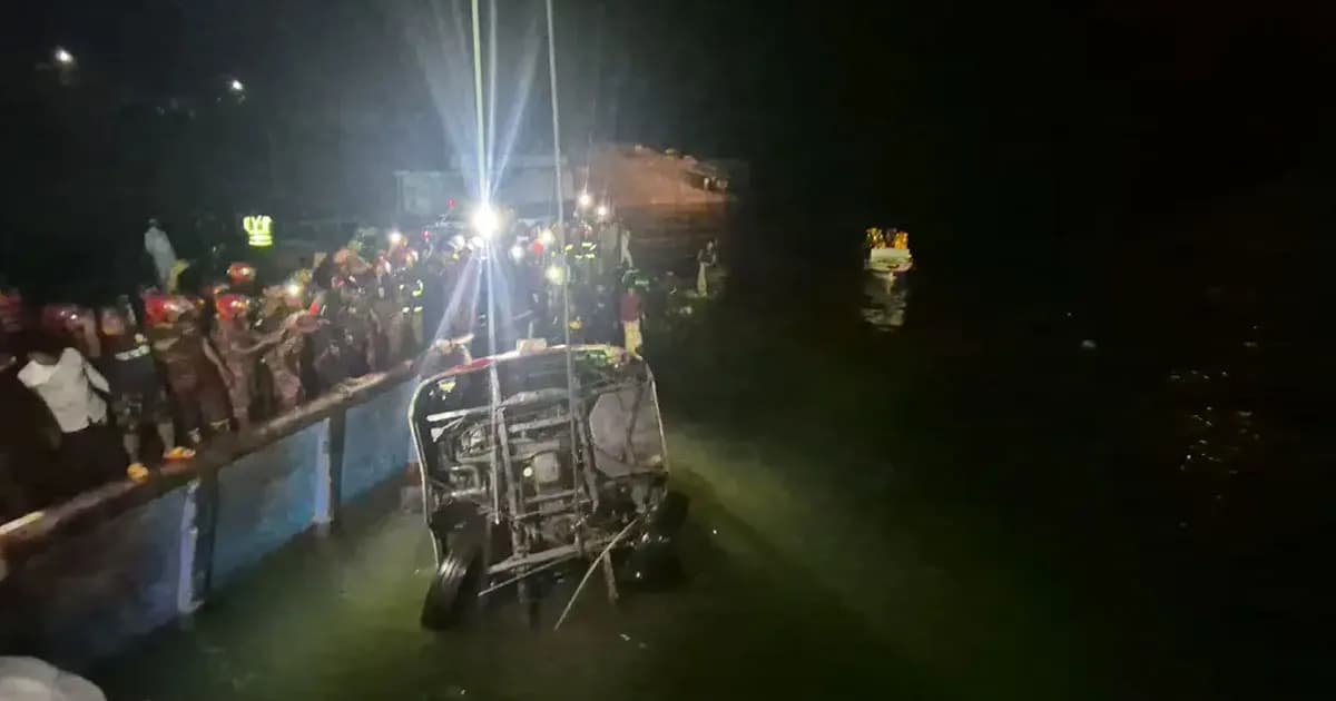 স্বজনদের কান্নায় ভারী হয়ে উঠেছে পদ্মার পাড়, এখনো নিখোঁজ বহু যাত্রী