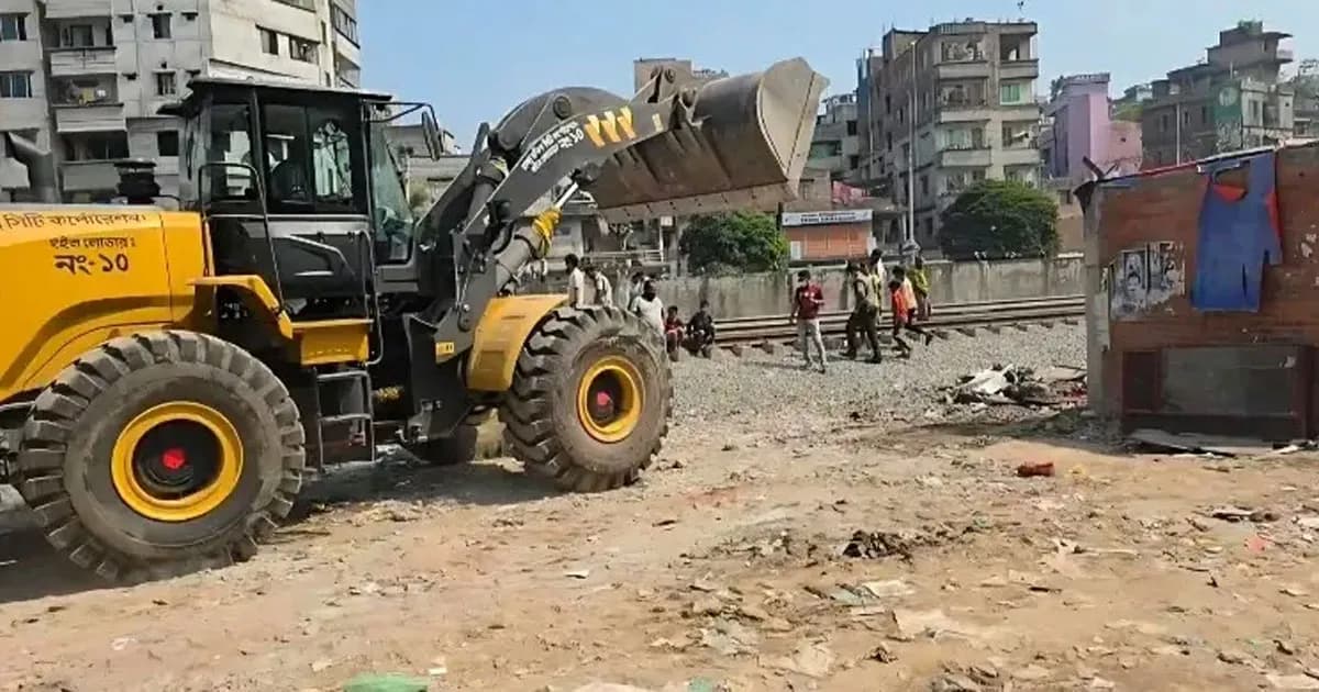 ইশরাকের অভিযানের পর এবার সেই মাদক আস্তানা গুঁড়িয়ে দিচ্ছে পুলিশ