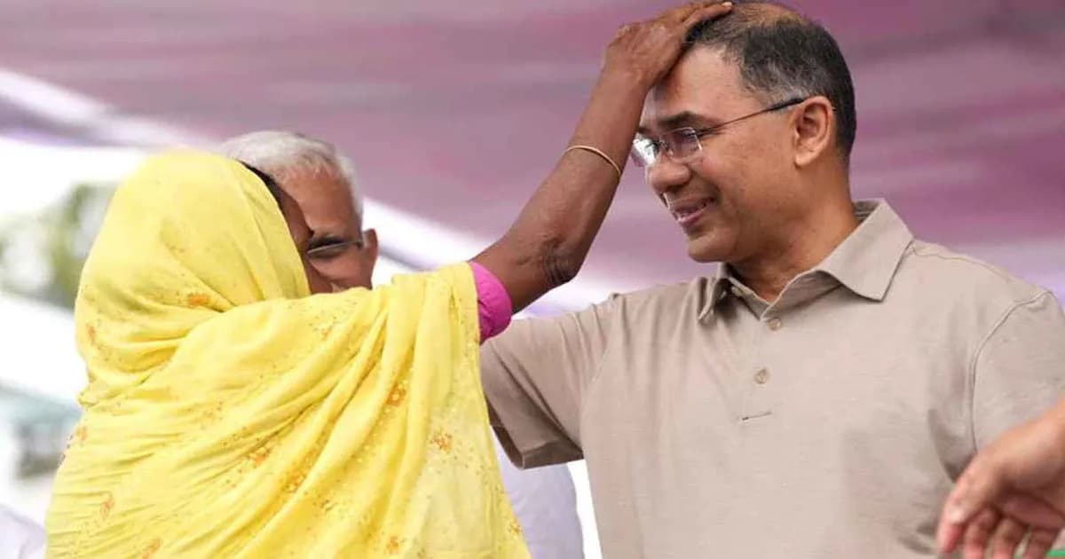 প্রধানমন্ত্রী তারেক রহমানের মাথায় হাত বুলিয়ে দোয়া করলেন বৃদ্ধা