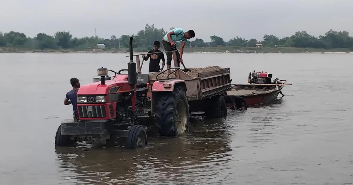 নদীর বালিতে যাদের সংসার, তাদের খবর রাখে কজন