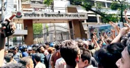 এবার তিন দফা দাবিতে ঢাকা শিক্ষাবোর্ড ঘেরাও করেছেন পরীক্ষার্থীরা
