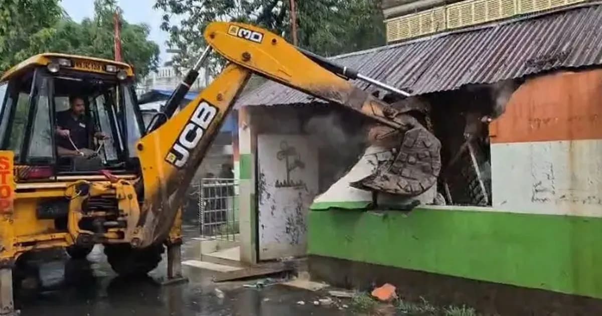 পশ্চিমবঙ্গে বুলডোজারে গুঁড়িয়ে দেওয়া হলো তৃণমূলের কার্যালয়