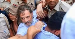 কংগ্রেস নেতা রাহুল গান্ধী ও প্রিয়াঙ্কা গান্ধী আটক
