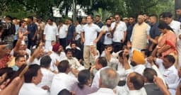 এবার মোদীর বাসভবনের সামনে রাহুলের বিক্ষোভ, পদত্যাগের দাবি