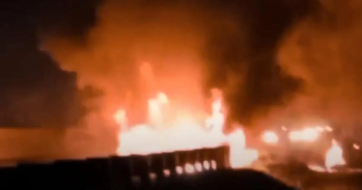 সিরাজগঞ্জে ঢাকা–বগুড়া মহাসড়কে পণ্যবাহী পিকআপ ভ্যানে আগুন