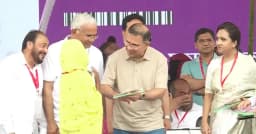 তৃতীয় ধাপে ফ্যামিলি কার্ড কর্মসূচির উদ্বোধন করলেন প্রধানমন্ত্রী