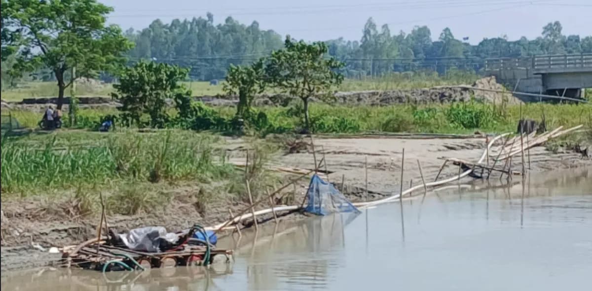 রাতের আধারে ইছামতি নদী থেকে মাটি চুরির অভিযোগ