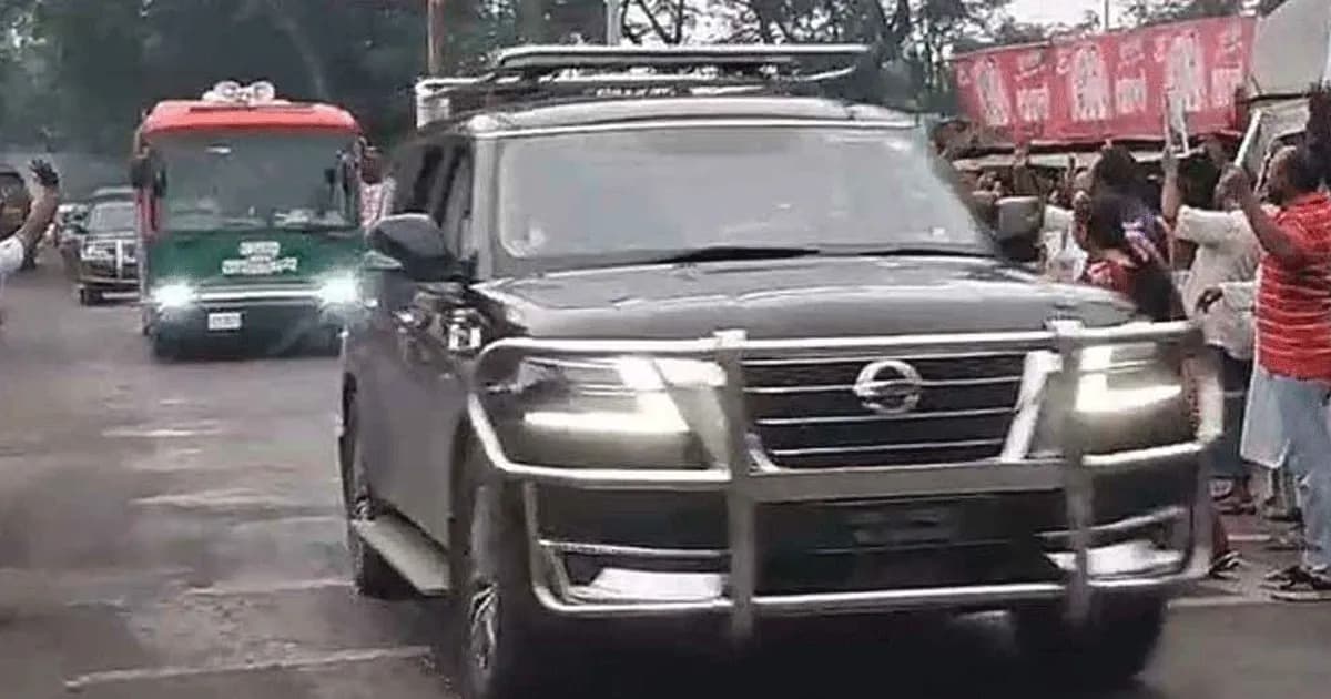প্রধানমন্ত্রীর বহরে ইট নিক্ষেপ নয়, চাকা থেকে ছিটকে আসে টুকরো