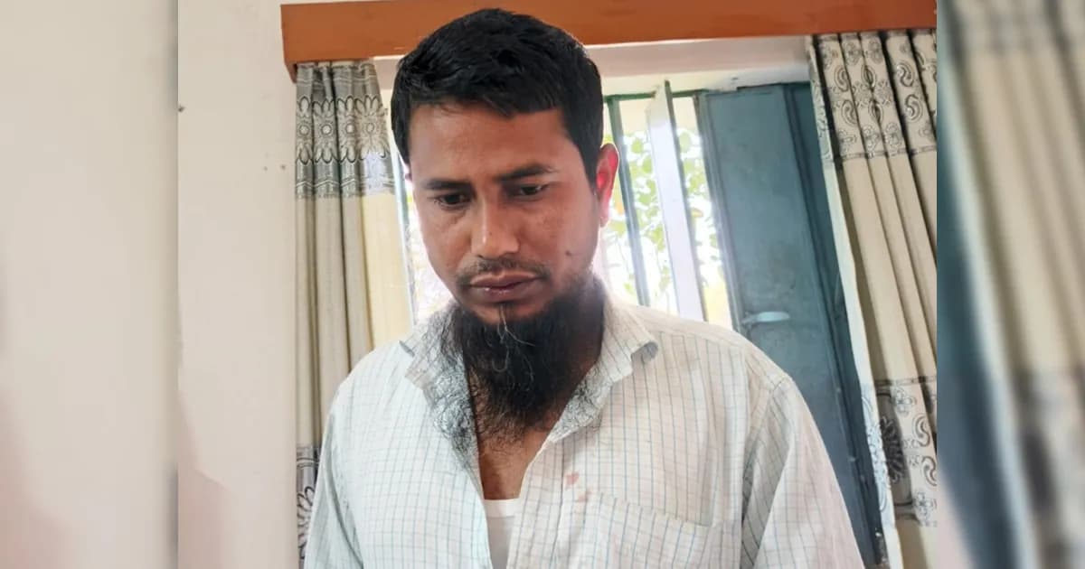 ছাত্রীকে ধর্ষণের অভিযোগে শিক্ষককে গণপিটুনি দিয়ে পুলিশে সোপর্দ