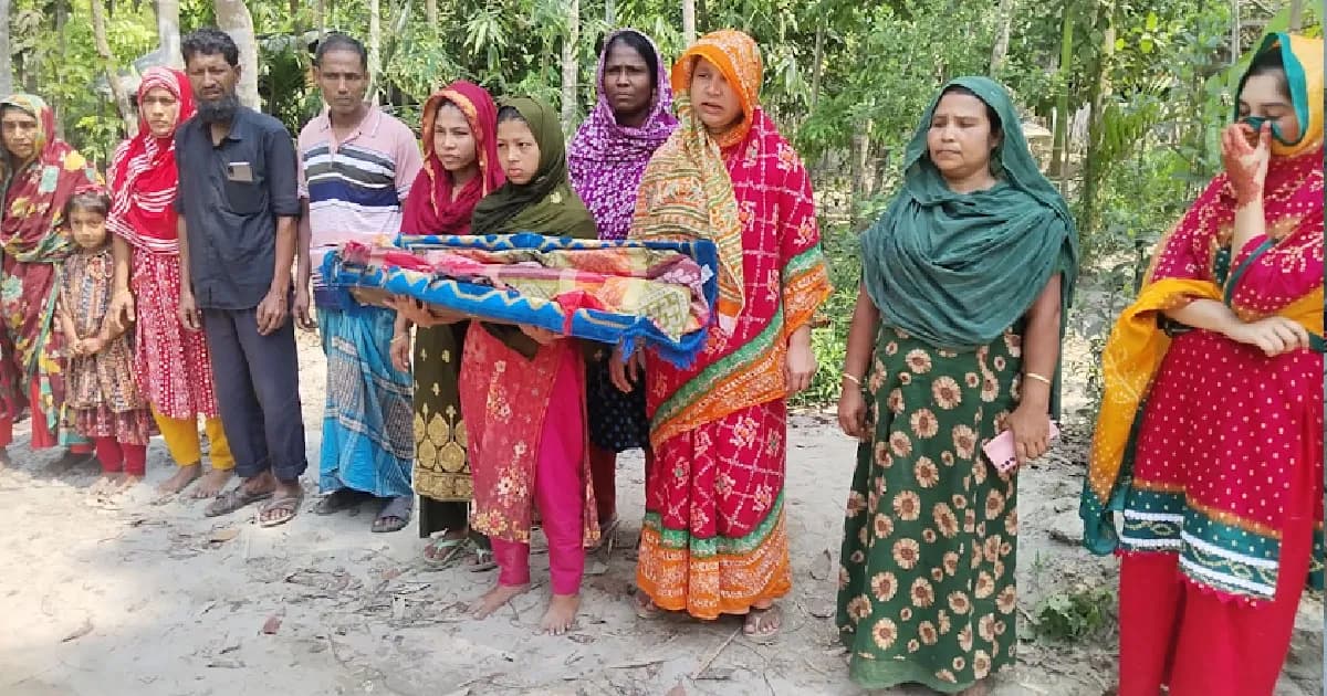 ঝালকাঠিতে সন্তানের লাশ নিয়ে মানববন্ধনে মায়ের আর্তনাদ, বিচারের দাবি