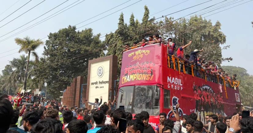 রাবিতে ছাদখোলা বাসে বিপিএলের ট্রফি নিয়ে শান্ত-মুশফিকরা