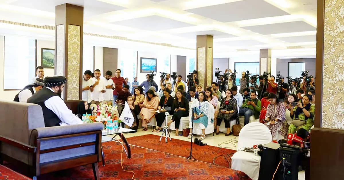 আফগান মন্ত্রীর সামনে নারীদের বসালেন ভারতের পুরুষ সাংবাদিকরা