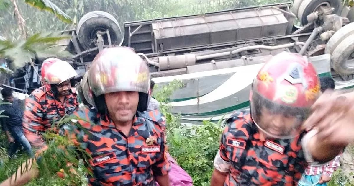 ঢাকা-বরিশাল মহাসড়কে বাস খাদে পড়ে নারীর মৃত্যু