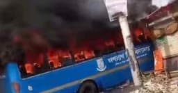 রাজধানীর মাতুয়াইলে জগন্নাথ বিশ্ববিদ্যালয়ের বাসে আগুন
