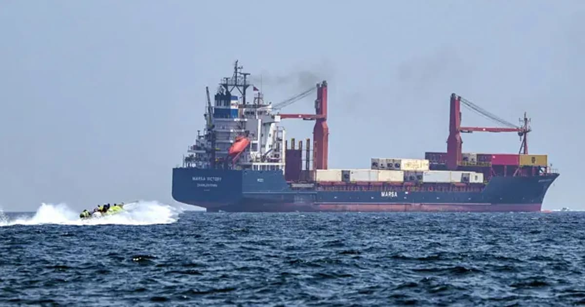 হরমুজ প্রণালিতে ইরাকি জাহাজ চলাচলের অনুমতি দিল ইরান