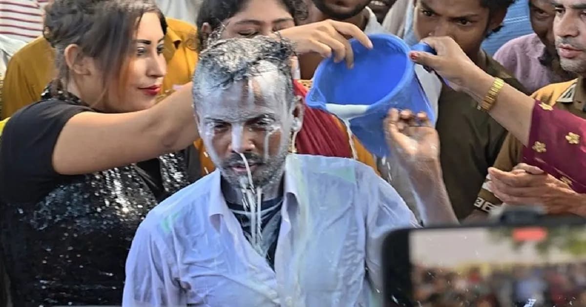 দুধ দিয়ে গোসল: রীতি, বিশ্বাস নাকি সৌন্দর্যচর্চা?