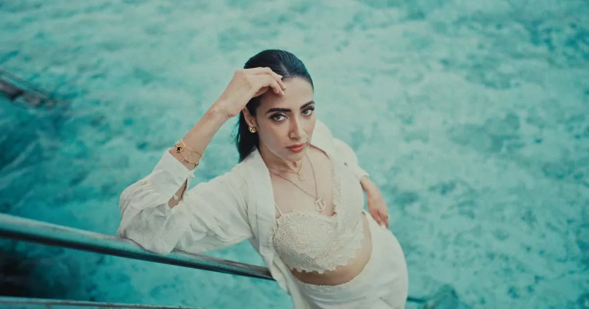 সমুদ্রের বুকে মিমের ছুটি, নেটদুনিয়ায় মুগ্ধতার ঝড়