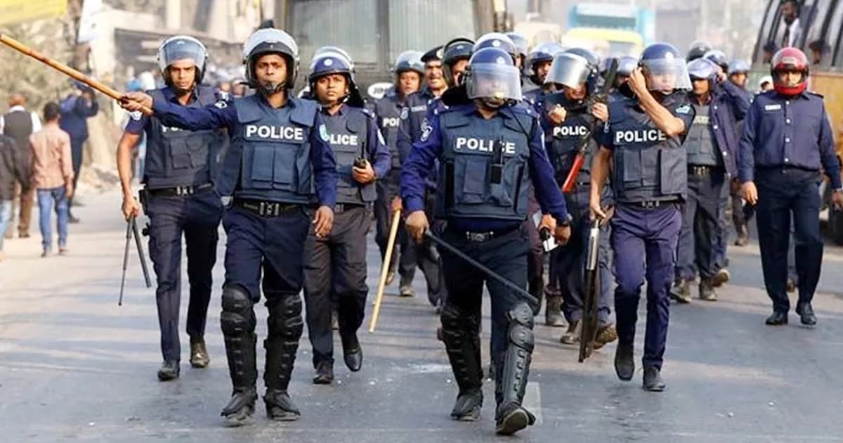 পুলিশ কী? স্বেচ্ছাচারী-সেবক? না কি হুকুমের গোলাম?