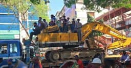 ধানমণ্ডি ৩২-এ বুলডোজার নিয়ে প্রবেশের চেষ্টায় পুলিশের বাধা
