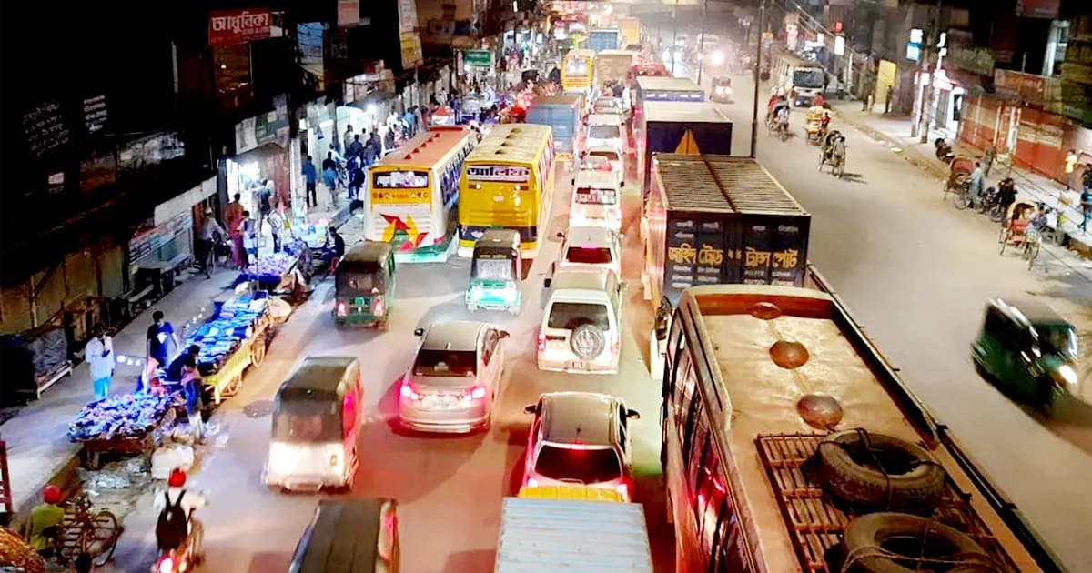 বাড্ডায় দুই বাসের চাপায় প্রাণ গেল ব্যাংক কর্মচারীর