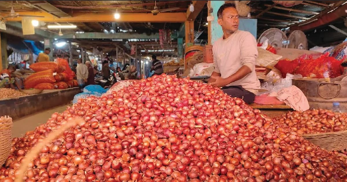 পেঁয়াজের মূল্যবৃদ্ধিতে হিলি বাজারে ক্রেতা-বিক্রেতার নাভিশ্বাস