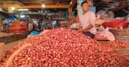 পেঁয়াজের মূল্যবৃদ্ধিতে হিলি বাজারে ক্রেতা-বিক্রেতার নাভিশ্বাস