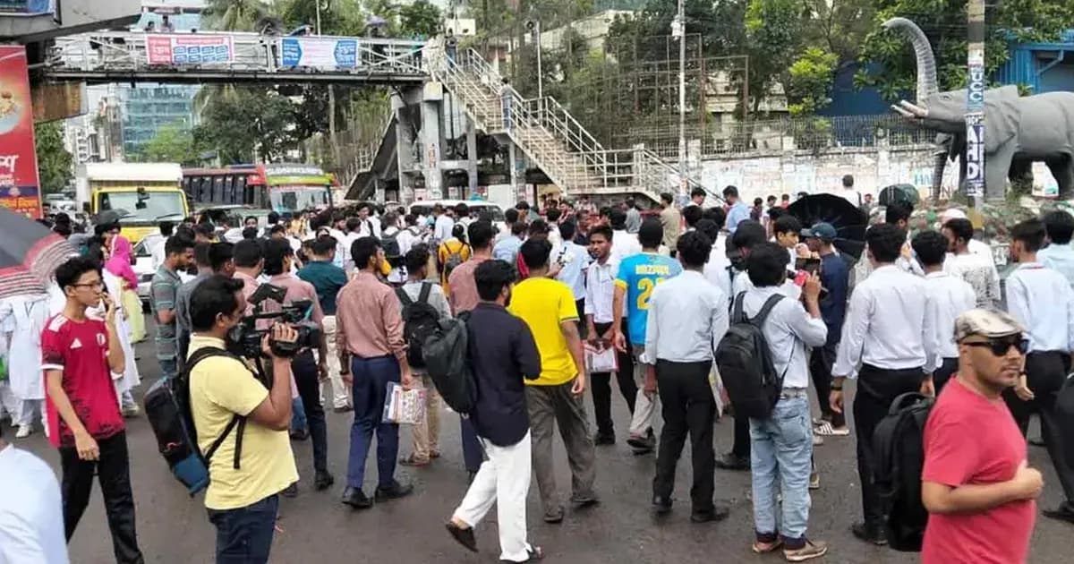 সায়েন্সল্যাব ছেড়ে সচিবালয়ের উদ্দেশে পরীক্ষার্থীদের লংমার্চ