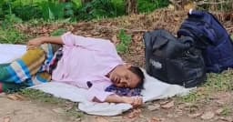 অসুস্থ স্বামীকে রাতের আঁধারে রাস্তায় ফেলে গেলেন স্ত্রী
