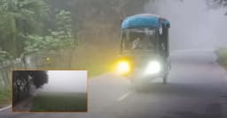 হঠাৎ ঘন কুয়াশায় ঢাকল পঞ্চগড়, হেডলাইট জ্বালিয়ে চলল গাড়ি