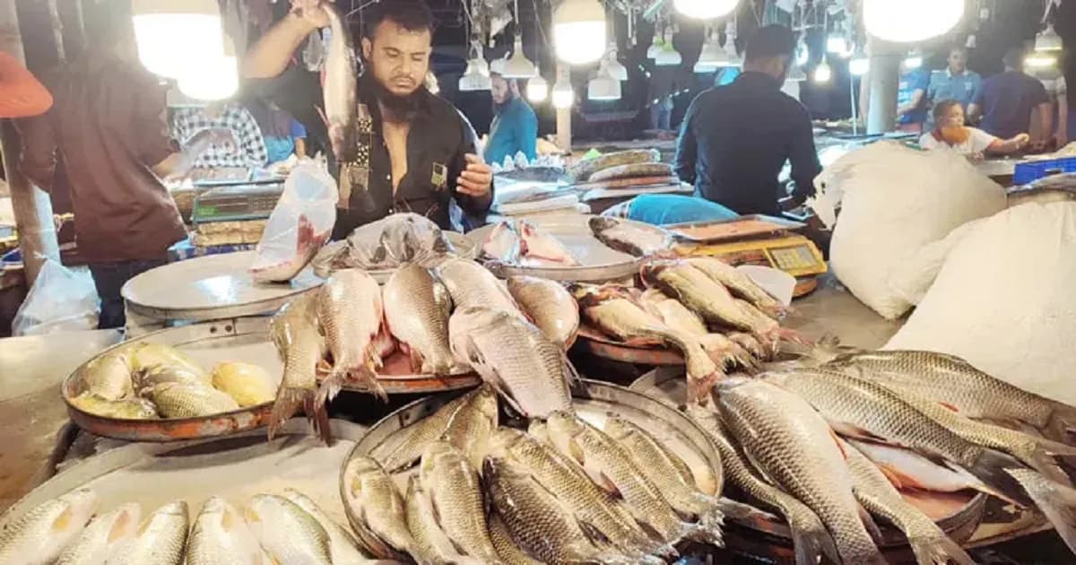তেলের দাম বৃদ্ধিতে বরিশালে অস্বস্তি সবজি-মাছের বাজার