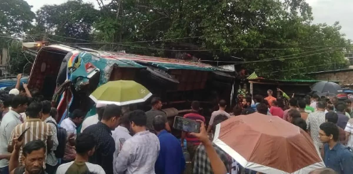 দাগনভূঞায় নিয়ন্ত্রণ হারিয়ে বাস উল্টে পড়ল দোকানে, নিহত ৩