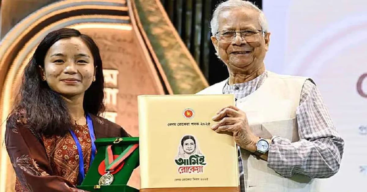 রোকেয়া পদক হাতে পেয়ে যা বললেন ফুটবলার ঋতুপর্ণা চাকমা