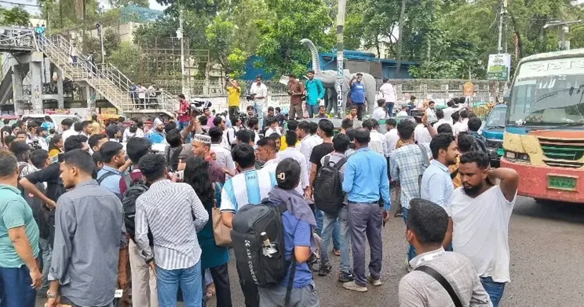 পরীক্ষা শেষে আবারও সায়েন্সল্যাবে শিক্ষার্থীদের সড়ক অবরোধ